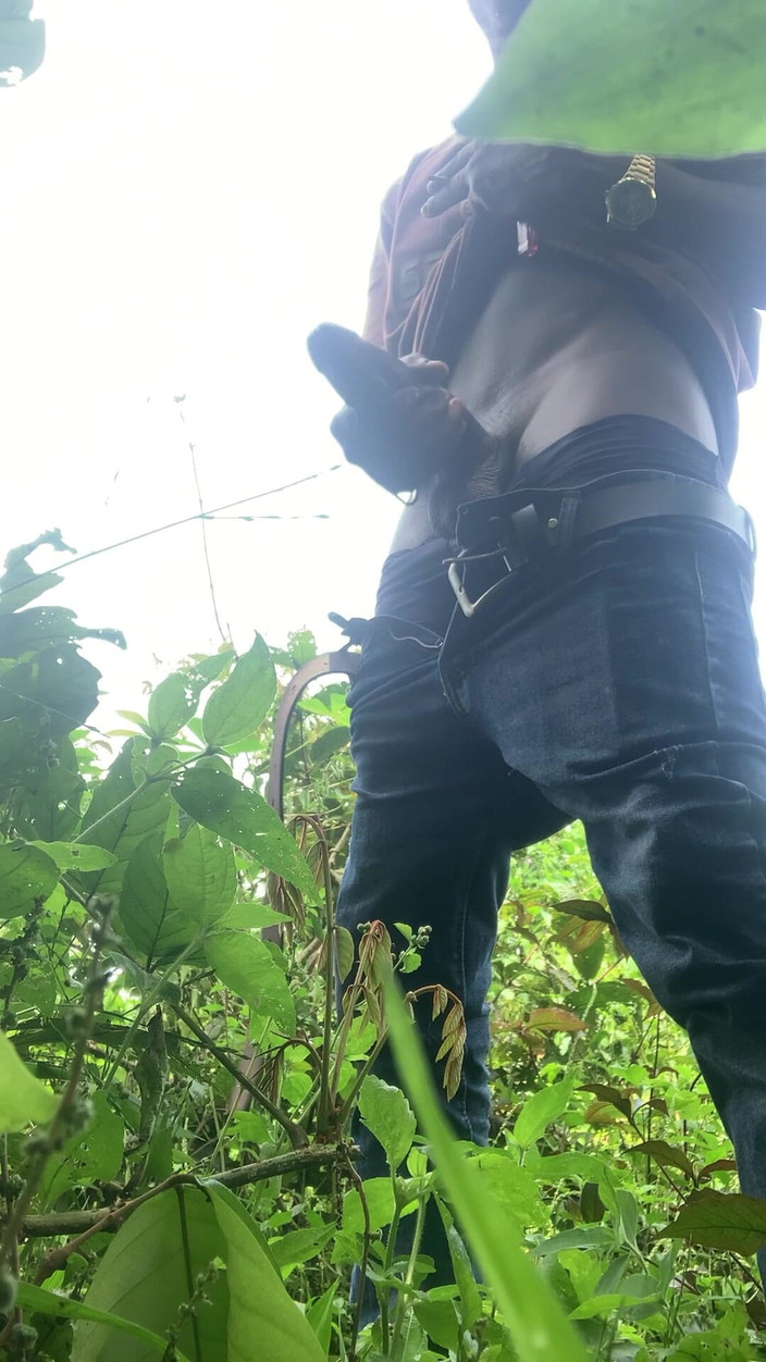 Dickass3x: जंगल में लंबी सैर के बाद फटाफ़ट वीर्य निकालना