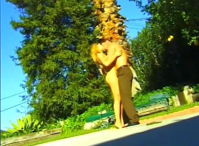 Teens Get it Hard: Urocza nastolatka rucha się na podwórku