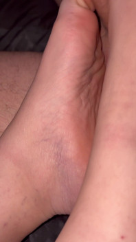 Footjob amatir kaki kecil yang bagus