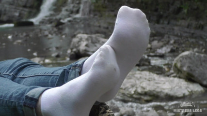 Mistress Legs: Des pieds taquinés dans des chaussettes blanches à la cascade