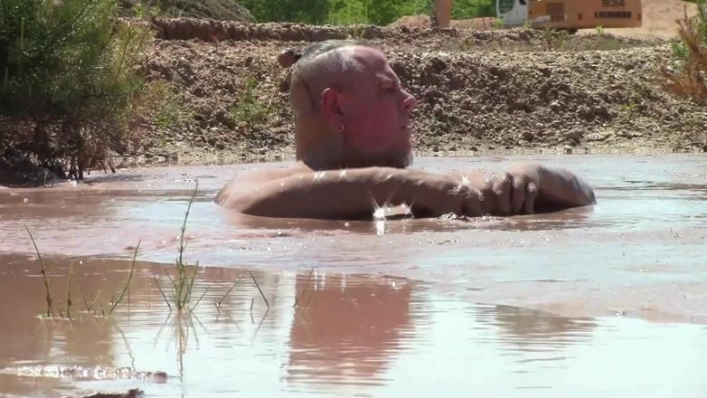 Muddy chubby: Schlammbad in Einer Sandgrube Mit Tiefem, Cremigem, Braunem Schlamm.