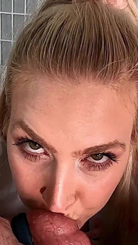 La suceuse de bite heureuse de son beau-père - facefuck, gorge profonde, éjaculation sur la langue