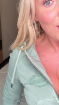 सुनहरे बालों वाली milf(चोदने लायक मम्मी) Emily Walters के चेहरे पर ढेर सारा वीर्य चलने के बाद