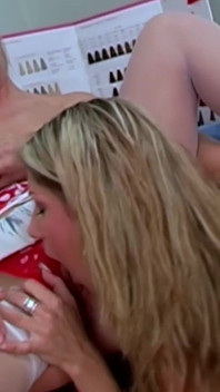 Awek blonde dalam stoking seksi dijilat pepeknya