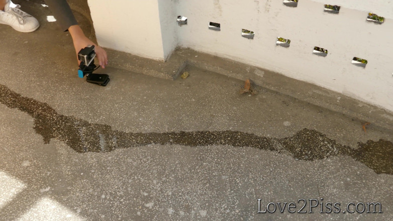 Love 2 Piss: Desperat sexig tjej med full urinblåsan kissa på balkongen