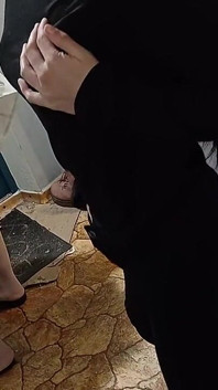 我发现我的医生在自慰并帮助他射精