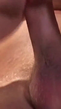 Curva legată devorează pizda și călușurile pe pulă - ejaculare înăuntru care se scurge