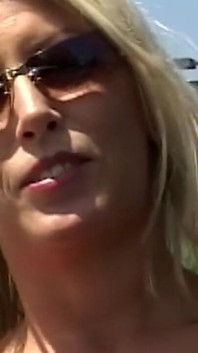 Insaciável loira milf drena cada pau grosso