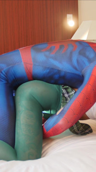カトリン・テキ大学の女の子積によるスパイダーボーイ
