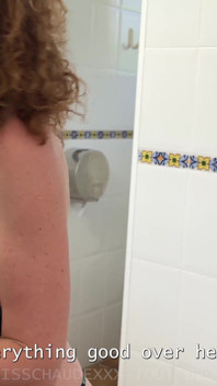 Cizinec mě oslovil ve sprchách na tábořišti.