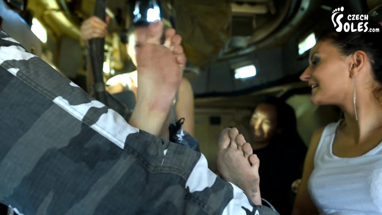 Czech Soles - foot fetish content: Trzy seksowne dziewczyny wojskowe pokazujące gołe stopy