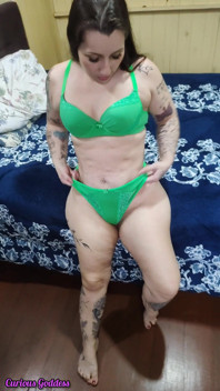 Zvědavá bohyně - sexy brunetka nosící pouze ručník, velmi nadržená