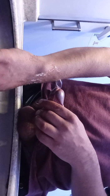 Kinky Guy: Я моет руки писаю в публичном туалете в поезде