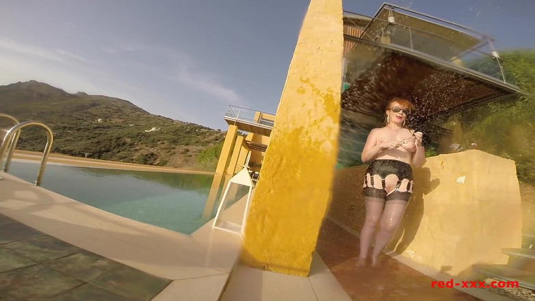 RedXXX: Cewek hot rambut merah ... Mandi air dingin