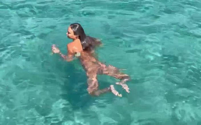 Monika Fox: Sexy Monika Fox schwimmt nackt im Pool und im Meer...