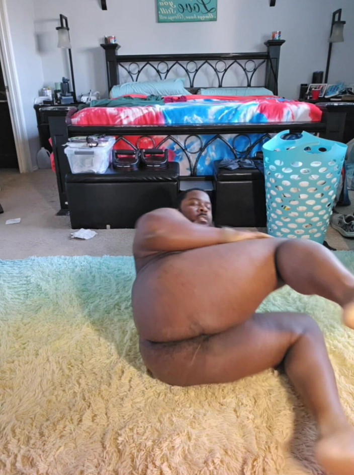 MrGoudreauXXX: फर्श पर अपनी मोटी गांड दिखाना और मटकाना