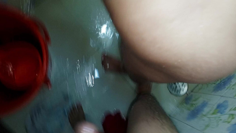 Shahinbd: 印度女孩在浴室洗澡时，她的继兄弟进入浴室并开始操她的屁股