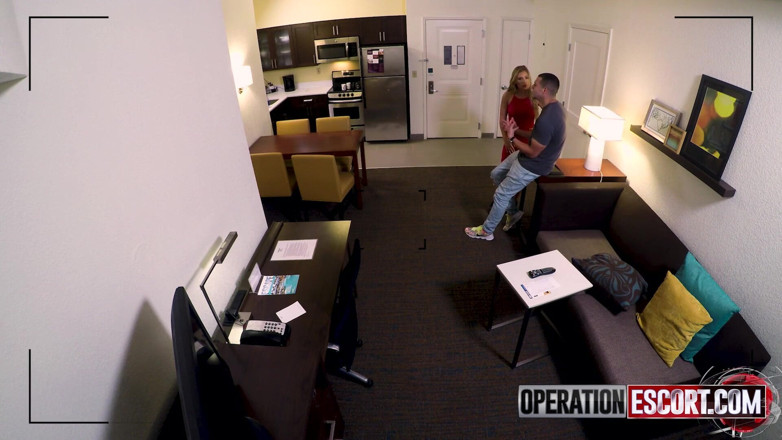 Operation Escort: Sloan Harper intenta actuar duro cuando la policía la revi