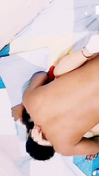 Fantezia Riya Red Top Se fute cu o fată asameză în poziția misionarului
