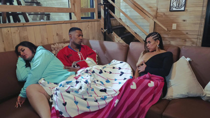 Rioc69: Karımın arkadaşı film izlerken bizi ziyaret ediyor ve onu sikiyor