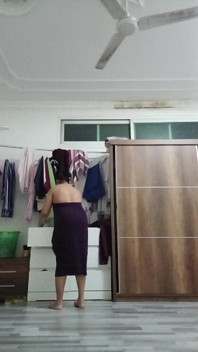 彼女はドレスを着替えています