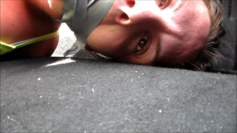 Selfgags classic: Vivendo quella sexy fantasia bondage del bagagliaio dell'auto!