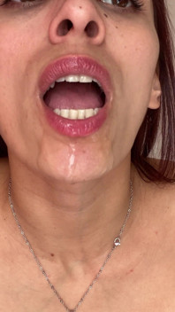 Miệng, lưỡi, nước bọt và nhiều cuộc nói chuyện tục tĩu khiến bạn xuất tinh