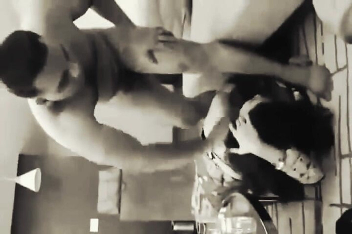 Sanayababhi: 夫妻在沙发上的性爱