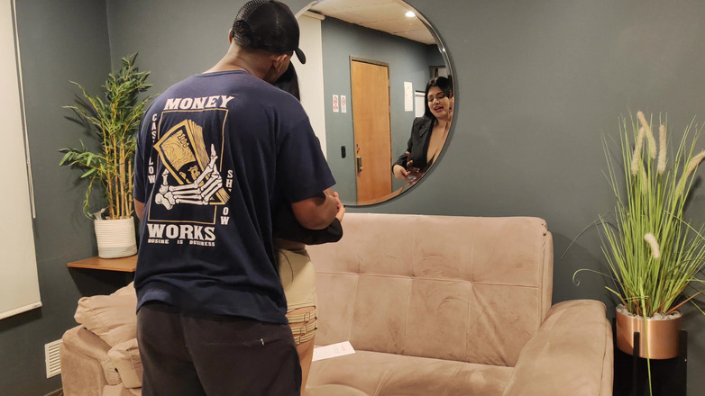 Rioc69: Antonella jones wartet auf einen befehl und gibt dem zuhause...