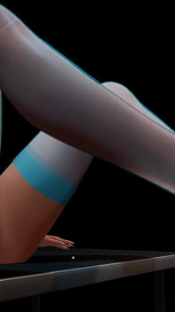 Une blonde sexy aux longues chaussettes fait un footjob