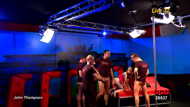 German Porn: Wytatuowana blondynka ssie wiele kogutów w gangbangu na żywo i bierze...