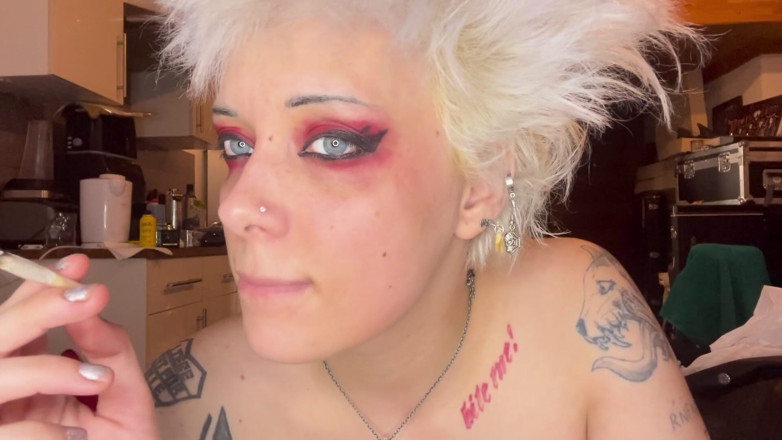 Glitterqueen1999: 3 neue rauchvideos oben ohne