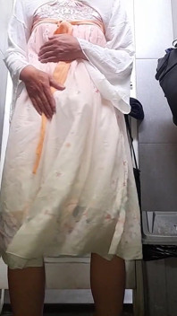 Un travesti jouit dans une jolie robe hanfu chinoise