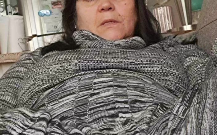 Mommy big hairy pussy: Mirando debajo del vestido, el coño peludo está mojado