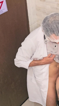 Doktor ve hemşire vardiyaları sırasında hastane banyosunda direnemiyor ve seks yapıyor