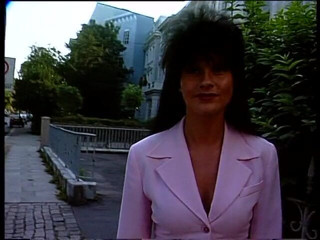 Lucky Cooch: Brunetka milf dělá své prohlášení
