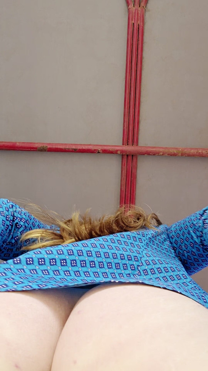 NaughtyRedFarmgirl: Si rambut merah menunjukkan posisi menunggang bogel dalam baju