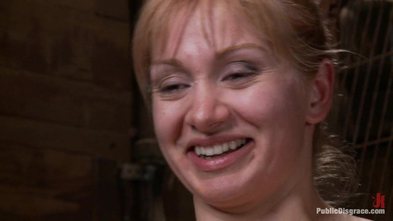Public Disgrace by Kink: Elastyczna blondynka zostaje związana i zerżnięta dla tłumu