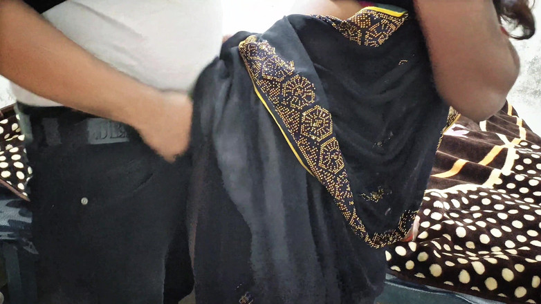 DesiBurChudai: Caliente india tía en negro saari