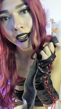 Em primeiro plano - dom Tgirl usa você como um escravo submisso enquanto fuma