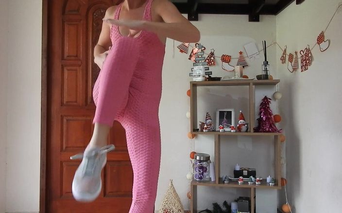 MissAnja_FH: Sexy et super en sueur dans une combinaison rose