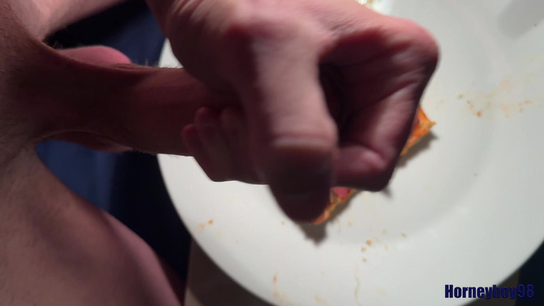 Horneyboy98: Twink spray op zijn pizza