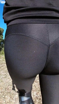 Sexy Assed Girl Flashes Her Tight Ass in Leggings to the Sportists Around