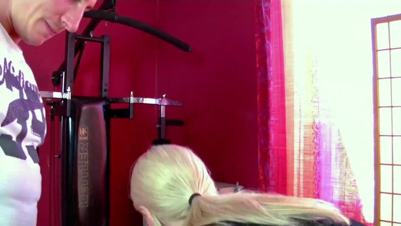 German amateur - 100% German hardcore videos: Tiener amateur wordt gesondeerd door de pik van haar trainer