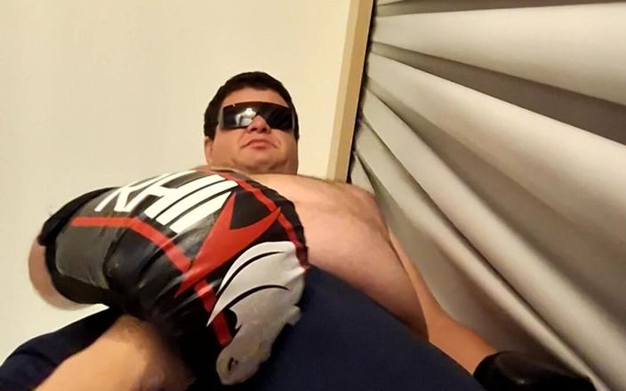 Combat and fetish: Oso policía vs. Tú