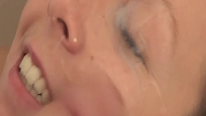 BANGORA RETRO CLUB: Zralá blonďatá MILF deepthroats velký penis v koupelně