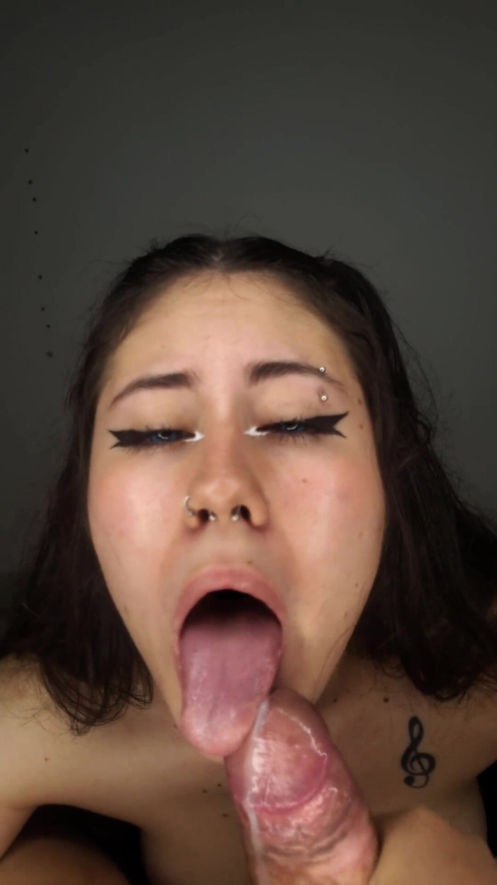 DherlyDoll: Красива 18-річна любить отримувати всю сперму від члена