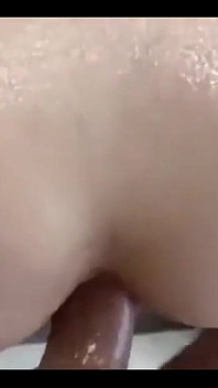 Vuoi vedere come mi scopano il culo? Vorresti infilarmi il tuo cazzo nel culo? Mi piace un sacco...
