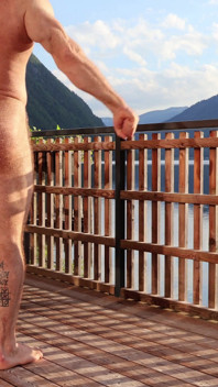 Une culturiste poilue se déshabille et se branle sur la terrasse alpine