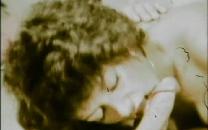Vintage megastore: Un tailleur et sa copine baisent vintage